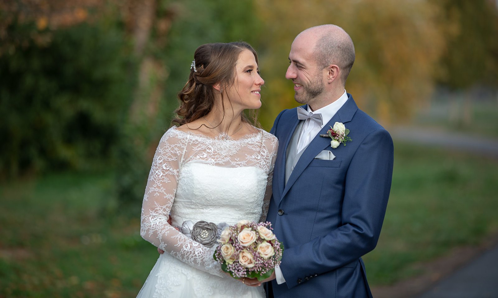Brautpaar bei einem natürlichen Hochzeitsporträt im Freien